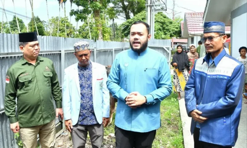 Wali Kota Padang, Fadly Amran menerima bantuan hewan kurban dari DMDI Sumbar Indonesia untuk penyintas bencana hidrometeorologi di Huntara Lubuk Buaya, Kecamatan Koto Tangah, Kamis (28/5/2026). (Foto: Pemko Padang)