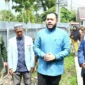 Wali Kota Padang, Fadly Amran menerima bantuan hewan kurban dari DMDI Sumbar Indonesia untuk penyintas bencana hidrometeorologi di Huntara Lubuk Buaya, Kecamatan Koto Tangah, Kamis (28/5/2026). (Foto: Pemko Padang)