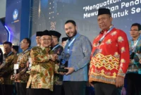 Wali Kota Padang Fadly Amran menerima penghargaan dari Mendikdasmen RI Abdul Mu’ti, Senin (25/5/2026). (Foto: Pemko Padang)