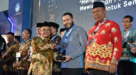 Wali Kota Padang Fadly Amran menerima penghargaan dari Mendikdasmen RI Abdul Mu’ti, Senin (25/5/2026). (Foto: Pemko Padang)