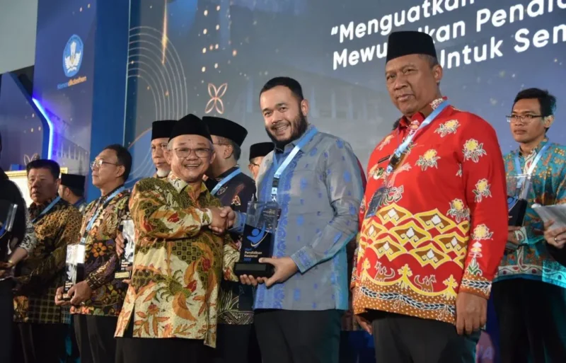 Wali Kota Padang Fadly Amran menerima penghargaan dari Mendikdasmen RI Abdul Mu’ti, Senin (25/5/2026). (Foto: Pemko Padang)