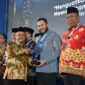 Wali Kota Padang Fadly Amran menerima penghargaan dari Mendikdasmen RI Abdul Mu’ti, Senin (25/5/2026). (Foto: Pemko Padang)