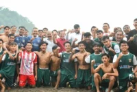 Wali Kota Padang, Fadly Amran meninjau pemusatan latihan fisik tim PSP Padang di kawasan Pantai Padang, Senin (4/5/2026). (Foto: Prokopim Padang
