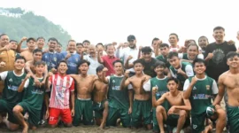 Wali Kota Padang, Fadly Amran meninjau pemusatan latihan fisik tim PSP Padang di kawasan Pantai Padang, Senin (4/5/2026). (Foto: Prokopim Padang