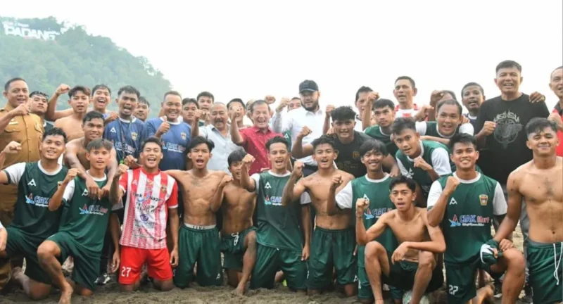 Wali Kota Padang, Fadly Amran meninjau pemusatan latihan fisik tim PSP Padang di kawasan Pantai Padang, Senin (4/5/2026). (Foto: Prokopim Padang