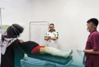 Wali Kota Padang Panjang Hendri Arnis menjenguk Kasimin, korban kebakaran di kawasan Silaing Bawah, Kamis (28/5/2026) malam. (Foto: Diskominfo Padang Panjang)