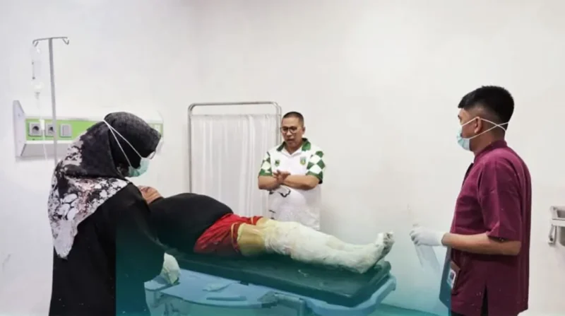 Wali Kota Padang Panjang Hendri Arnis menjenguk Kasimin, korban kebakaran di kawasan Silaing Bawah, Kamis (28/5/2026) malam. (Foto: Diskominfo Padang Panjang)