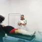 Wali Kota Padang Panjang Hendri Arnis menjenguk Kasimin, korban kebakaran di kawasan Silaing Bawah, Kamis (28/5/2026) malam. (Foto: Diskominfo Padang Panjang)