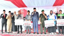 Wali Kota Padang, Fadly Amran bersama para pemenang Padang Rancak Award 2026 usai Upacara Peringatan Harkitnas ke-118 di Lapangan Upacara Balai Kota Padang, Aie Pacah, Selasa (20/5/2026). (Foto: Diskominfo Padang)