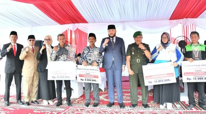 Wali Kota Padang, Fadly Amran bersama para pemenang Padang Rancak Award 2026 usai Upacara Peringatan Harkitnas ke-118 di Lapangan Upacara Balai Kota Padang, Aie Pacah, Selasa (20/5/2026). (Foto: Diskominfo Padang)