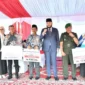 Wali Kota Padang, Fadly Amran bersama para pemenang Padang Rancak Award 2026 usai Upacara Peringatan Harkitnas ke-118 di Lapangan Upacara Balai Kota Padang, Aie Pacah, Selasa (20/5/2026). (Foto: Diskominfo Padang)