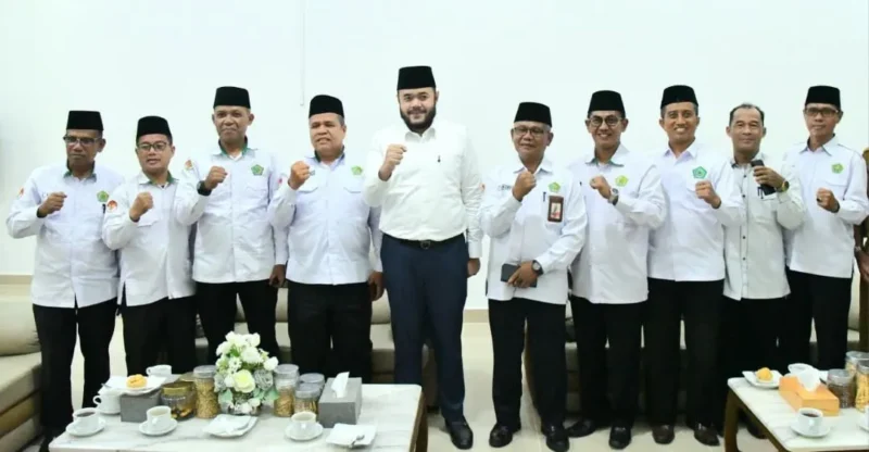 Wali Kota Padang, Fadly Amran, menerima kunjungan silaturahmi Kakan Kemenag Padang Yasril di Kediaman Resmi Wali Kota, Senin (4/5/2026). (Foto: Prokopim Padang)