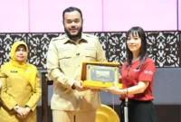 Wali Kota Padang, Fadly Amran mengapresiasi kegiatan donor darah yang dilaksanakan Bank Mestika di Auditorium UNP, Senin (11/5/2026). 