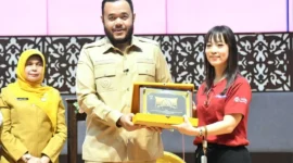 Wali Kota Padang, Fadly Amran mengapresiasi kegiatan donor darah yang dilaksanakan Bank Mestika di Auditorium UNP, Senin (11/5/2026). 