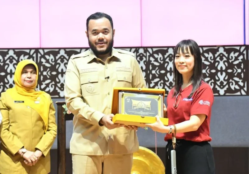 Wali Kota Padang, Fadly Amran mengapresiasi kegiatan donor darah yang dilaksanakan Bank Mestika di Auditorium UNP, Senin (11/5/2026). 