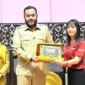 Wali Kota Padang, Fadly Amran mengapresiasi kegiatan donor darah yang dilaksanakan Bank Mestika di Auditorium UNP, Senin (11/5/2026). 