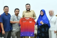 Wali Kota Padang, Fadly Amran menerima Ketua Pelaksana BOM Run 2026, Revdi Iwan Syahputra, bersama Ketua Harian PB Ikasmantri, Yulviadi Adek di Kediaman Resmi Wali Kota Padang, Senin (11/5/2026). (Foto: Prokopim Padang)