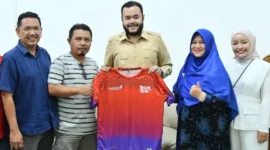 Wali Kota Padang, Fadly Amran menerima Ketua Pelaksana BOM Run 2026, Revdi Iwan Syahputra, bersama Ketua Harian PB Ikasmantri, Yulviadi Adek di Kediaman Resmi Wali Kota Padang, Senin (11/5/2026). (Foto: Prokopim Padang)