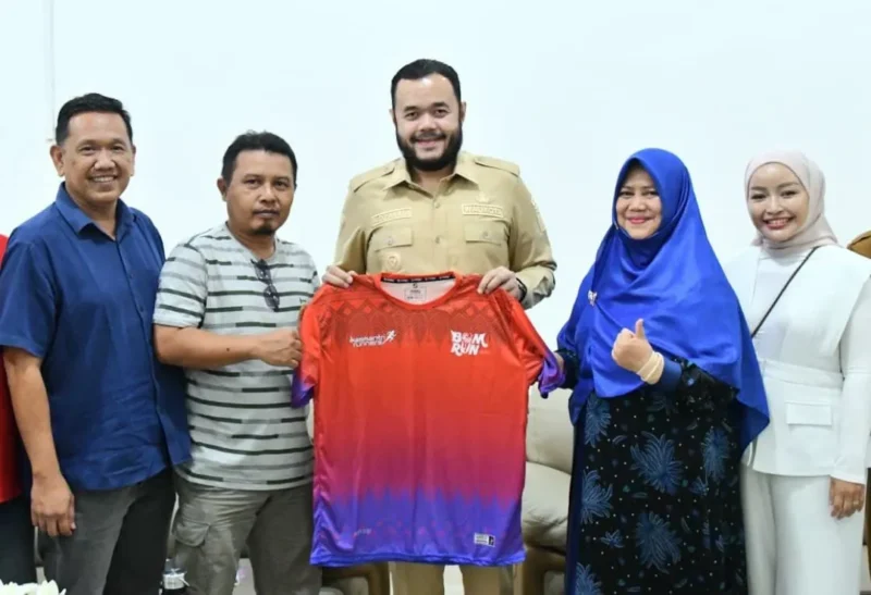 Wali Kota Padang, Fadly Amran menerima Ketua Pelaksana BOM Run 2026, Revdi Iwan Syahputra, bersama Ketua Harian PB Ikasmantri, Yulviadi Adek di Kediaman Resmi Wali Kota Padang, Senin (11/5/2026). (Foto: Prokopim Padang)