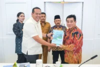 Wali Kota Pariaman, Yota Balad menyerahkan sejumlah proposal percepatan pembangunan Kota Pariaman kepada Kementerian PPN/Bappenas Jakarta Pusat, Selasa (19/5). (Foto: Diskominfo Pariaman)