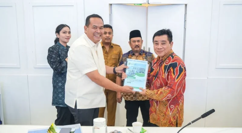 Wali Kota Pariaman, Yota Balad menyerahkan sejumlah proposal percepatan pembangunan Kota Pariaman kepada Kementerian PPN/Bappenas Jakarta Pusat, Selasa (19/5). (Foto: Diskominfo Pariaman)