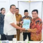 Wali Kota Pariaman, Yota Balad menyerahkan sejumlah proposal percepatan pembangunan Kota Pariaman kepada Kementerian PPN/Bappenas Jakarta Pusat, Selasa (19/5). (Foto: Diskominfo Pariaman)