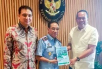 Wali Kota Pariaman, Yota Balad menyerahkan proposal peningkatan status RSUD dr. Sadikin ke Wakil Menteri Kesehatan RI, Benjamin Paulus Octavianus, Selasa (19/5). (Foto: Diskominfo Pariaman)