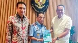 Wali Kota Pariaman, Yota Balad menyerahkan proposal peningkatan status RSUD dr. Sadikin ke Wakil Menteri Kesehatan RI, Benjamin Paulus Octavianus, Selasa (19/5). (Foto: Diskominfo Pariaman)