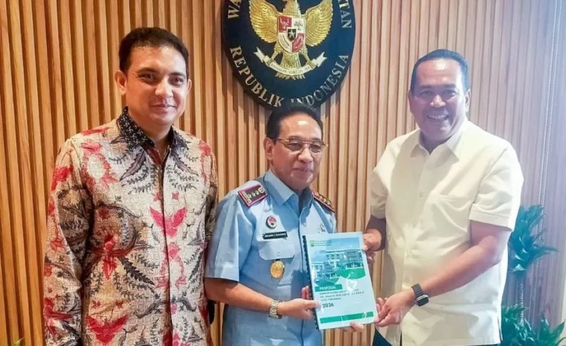 Wali Kota Pariaman, Yota Balad menyerahkan proposal peningkatan status RSUD dr. Sadikin ke Wakil Menteri Kesehatan RI, Benjamin Paulus Octavianus, Selasa (19/5). (Foto: Diskominfo Pariaman)