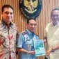 Wali Kota Pariaman, Yota Balad menyerahkan proposal peningkatan status RSUD dr. Sadikin ke Wakil Menteri Kesehatan RI, Benjamin Paulus Octavianus, Selasa (19/5). (Foto: Diskominfo Pariaman)