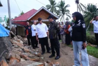 Wali Kota Payakumbuh Zulmaeta meninjau langsung lokasi terdampak banjir dan longsor di Kota Payakumbuh, Rabu (13/5/2026). (Foto: MC Payakumbuh)