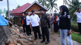Wali Kota Payakumbuh Zulmaeta meninjau langsung lokasi terdampak banjir dan longsor di Kota Payakumbuh, Rabu (13/5/2026). (Foto: MC Payakumbuh)