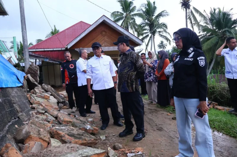 Wali Kota Payakumbuh Zulmaeta meninjau langsung lokasi terdampak banjir dan longsor di Kota Payakumbuh, Rabu (13/5/2026). (Foto: MC Payakumbuh)