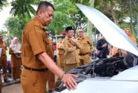 Wali Kota Payakumbuh, Zulmaeta bersama Wakil Wali Kota Elzadaswarman melakukan pemeriksaan kendaraan dinas di halaman Balai Kota Payakumbuh, Senin (11/5/2026). (Foto: MC Payakumbuh)