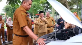 Wali Kota Payakumbuh, Zulmaeta bersama Wakil Wali Kota Elzadaswarman melakukan pemeriksaan kendaraan dinas di halaman Balai Kota Payakumbuh, Senin (11/5/2026). (Foto: MC Payakumbuh)