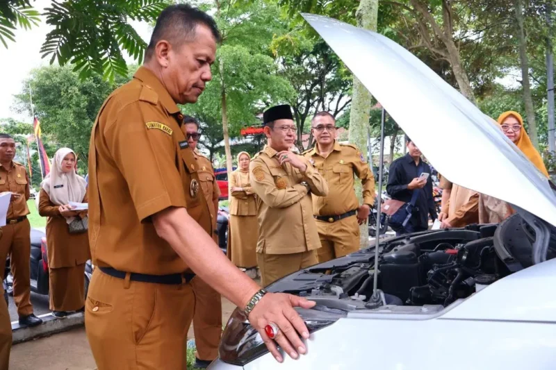 Wali Kota Payakumbuh, Zulmaeta bersama Wakil Wali Kota Elzadaswarman melakukan pemeriksaan kendaraan dinas di halaman Balai Kota Payakumbuh, Senin (11/5/2026). (Foto: MC Payakumbuh)
