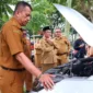 Wali Kota Payakumbuh, Zulmaeta bersama Wakil Wali Kota Elzadaswarman melakukan pemeriksaan kendaraan dinas di halaman Balai Kota Payakumbuh, Senin (11/5/2026). (Foto: MC Payakumbuh)
