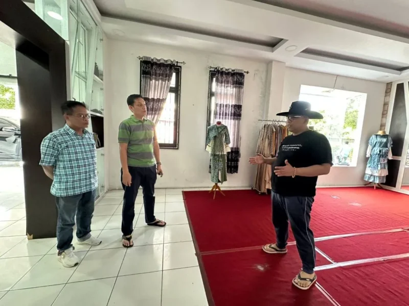 Wali Kota Hendri Arnis meninjau Sentra Kuliner dan Kerajinan Senja Kenangan (Senken), Minggu (3/5/2026). (Foto: Kominfo Padang Panjang)