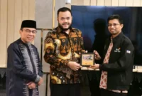 Wali Kota Padang Fadly Amran dalam forum diskusi antara perwakilan perguruan tinggi di Kota Padang dengan delegasi sejumlah perguruan tinggi di Malaysia di Rumah Makan Takana Nasi Padang, Sabtu (2/5/2026) malam. (Foto: Prokopim Padang)