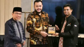 Wali Kota Padang Fadly Amran dalam forum diskusi antara perwakilan perguruan tinggi di Kota Padang dengan delegasi sejumlah perguruan tinggi di Malaysia di Rumah Makan Takana Nasi Padang, Sabtu (2/5/2026) malam. (Foto: Prokopim Padang)