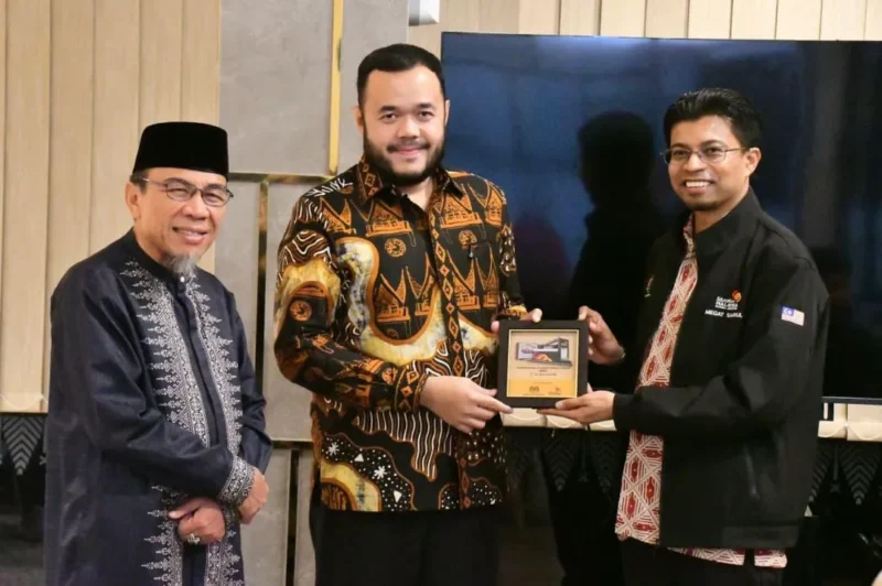Wali Kota Padang Fadly Amran dalam forum diskusi antara perwakilan perguruan tinggi di Kota Padang dengan delegasi sejumlah perguruan tinggi di Malaysia di Rumah Makan Takana Nasi Padang, Sabtu (2/5/2026) malam. (Foto: Prokopim Padang)