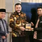 Wali Kota Padang Fadly Amran dalam forum diskusi antara perwakilan perguruan tinggi di Kota Padang dengan delegasi sejumlah perguruan tinggi di Malaysia di Rumah Makan Takana Nasi Padang, Sabtu (2/5/2026) malam. (Foto: Prokopim Padang)