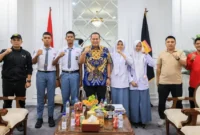 Wali Kota Pariaman Yota Balad melepas empat anggota Paskibra Pariaman untuk mengikuti seleksi tingkat Sumbar tahun 2026 di Ruang Kerja Wali Kota Pariaman, Jumat (8/5/2026) pagi. (Foto: Kominfo Pariaman)