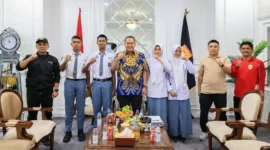 Wali Kota Pariaman Yota Balad melepas empat anggota Paskibra Pariaman untuk mengikuti seleksi tingkat Sumbar tahun 2026 di Ruang Kerja Wali Kota Pariaman, Jumat (8/5/2026) pagi. (Foto: Kominfo Pariaman)