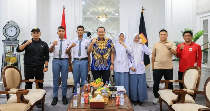 Wali Kota Pariaman Yota Balad melepas empat anggota Paskibra Pariaman untuk mengikuti seleksi tingkat Sumbar tahun 2026 di Ruang Kerja Wali Kota Pariaman, Jumat (8/5/2026) pagi. (Foto: Kominfo Pariaman)