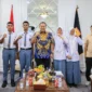 Wali Kota Pariaman Yota Balad melepas empat anggota Paskibra Pariaman untuk mengikuti seleksi tingkat Sumbar tahun 2026 di Ruang Kerja Wali Kota Pariaman, Jumat (8/5/2026) pagi. (Foto: Kominfo Pariaman)