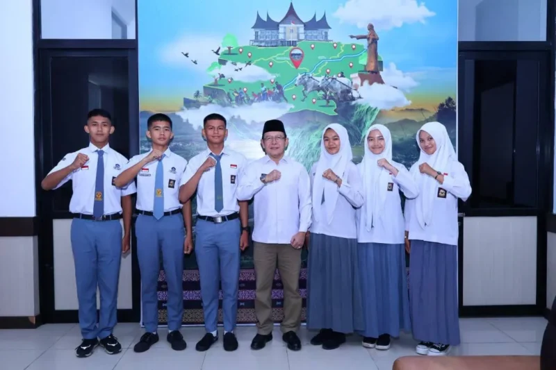 Wali Kota Payakumbuh Zulmaeta melepas calon Paskibraka ke propinsi di ruang kerjanya, Rabu (6/5/2026). (Foto: MC Payakumbuh)