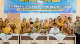 Wali Kota Solok  Ramadhani menyampaikan arahan kepada kepala sekolah SD dan SMP negeri maupun swasta di Aula Dinas Pendidikan Kota Solok, Senin (18/5/2026). (Foto: Prokopim Solok)