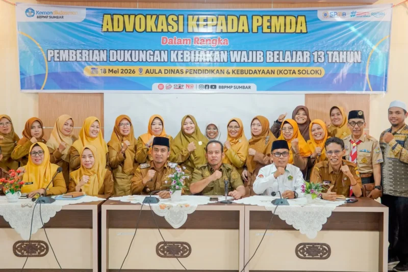 Wali Kota Solok  Ramadhani menyampaikan arahan kepada kepala sekolah SD dan SMP negeri maupun swasta di Aula Dinas Pendidikan Kota Solok, Senin (18/5/2026). (Foto: Prokopim Solok)