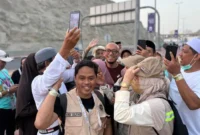 Wamenhaj, Dahnil Anzar Simanjuntak menyapa jemaah haji Indonesia usai salat Subuh di kawasan Syiyah, Kamis (21/5/2026). (Foto: Kemenhaj)